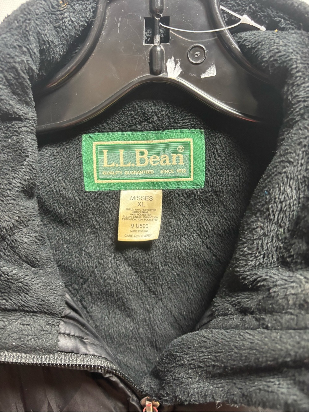 L.L. Bean Women’s Black Quilted Puffer Jacket with Fleece Collar - Picture 3 of 5